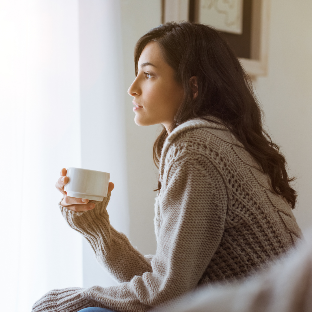 Femme pensive qui rumine et pense en boucle