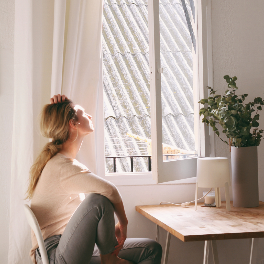 Femme perfectionniste pensive ayant du mal à lâcher prise