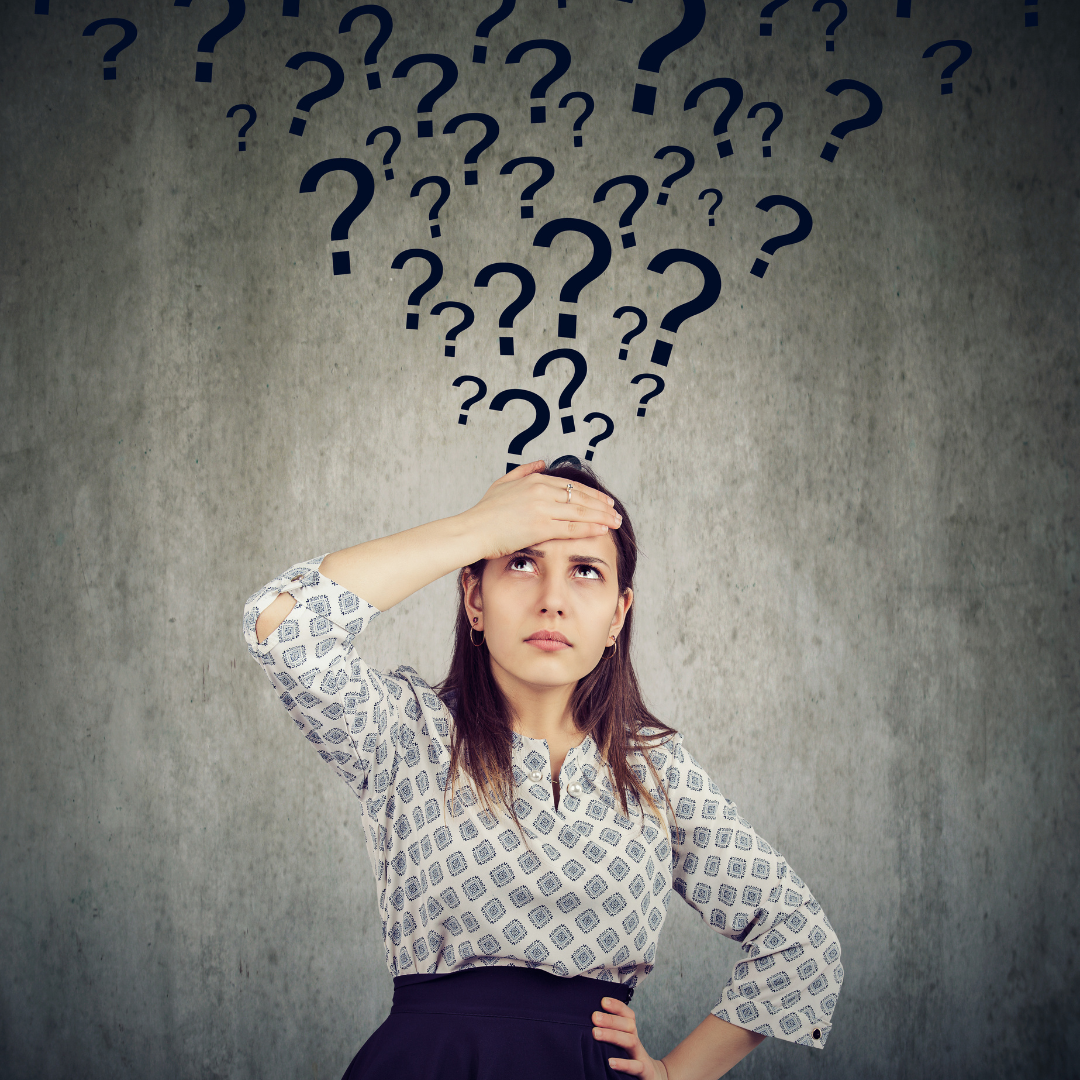 Femme pensive dont le mental ne s'arrête jamais